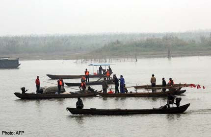 Lực lượng cứu hộ đang tìm kiếm các nạn nhân trong vụ chìm tàu trên sông Nguyên Giang (Ảnh: AFP)